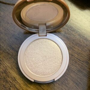 Amazonian clay 12 hours blush Stunner highlighter